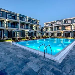 https://calda-resort.hotelschalkidiki.net