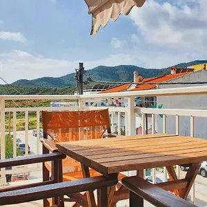 https://villa-pirofani.hotelschalkidiki.net