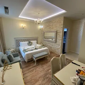 The Red Bricks מלון שקודר
